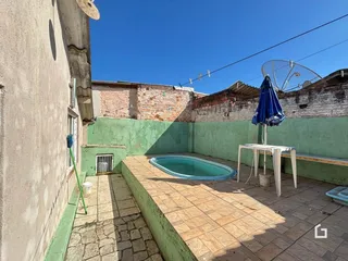 Área externa com piscina e piso de cerâmica em Lajeado, Brasil.