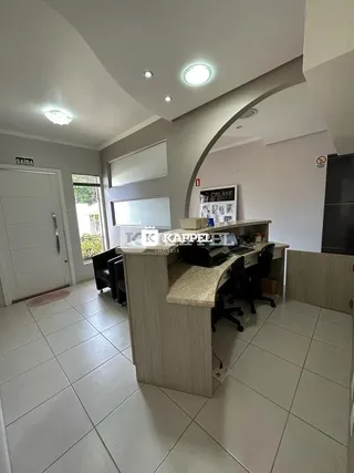 Foto de um ambiente interno com piso de cerâmica e uma ilha central.