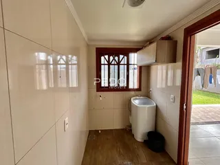 Hall de entrada com piso de madeira e parede clara em imóvel no Brasil.