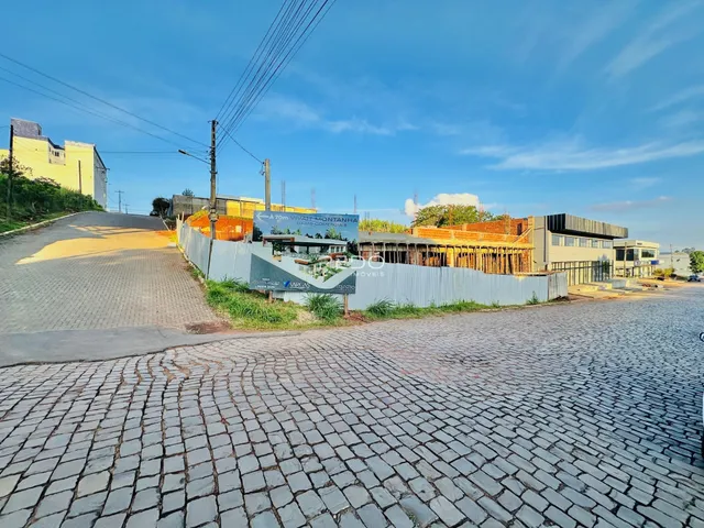 Vista externa de uma propriedade com muro e área pavimentada em Lajeado.
