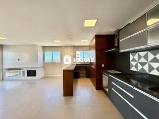 Esta é uma foto da cozinha moderna com armários escuros e piso claro.