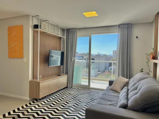 Sala de estar com vista para o exterior.