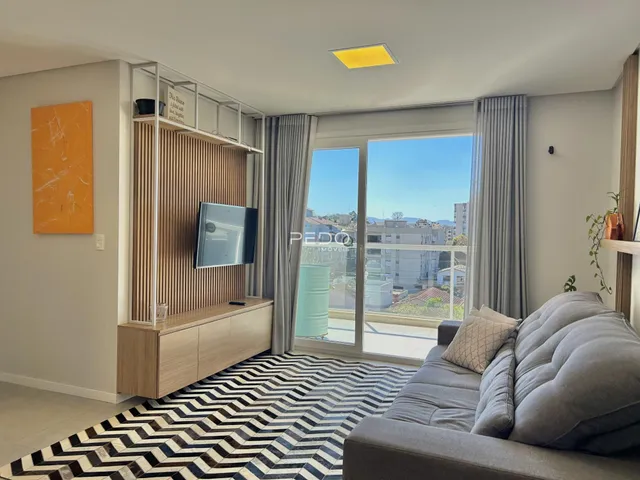 Sala de estar com vista para o exterior.