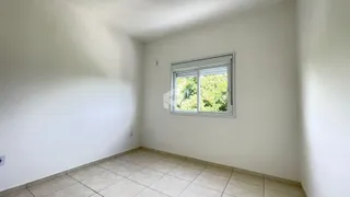 Foto de um cômodo interno com piso de cerâmica e janela.