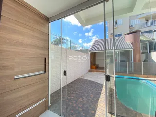 Vista da área externa com piscina e fachada da residência em Lajeado.