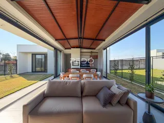 Sala de estar com vista para o exterior de uma residência em Lajeado.