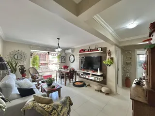 Sala de estar com lareira e vista para o exterior em uma residência.