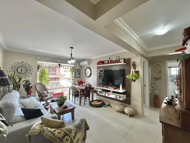 Sala de estar com lareira e vista para o exterior em uma residência.