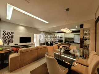 Sala de estar com sofá e televisão em um imóvel no Brasil.