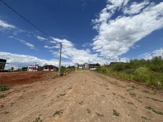 Vista de um terreno aberto com casas ao fundo em Lajeado, Brasil.