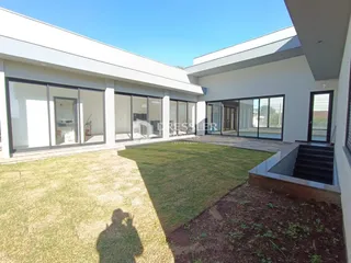 Fachada de uma casa moderna com jardim gramado