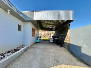 Fachada de uma residência em Lajeado, Brasil com área externa pavimentada.
