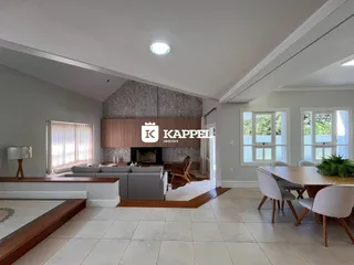 Sala de estar com lareira e piso de madeira clara.