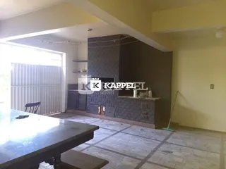 Foto de uma área comum com piso de cerâmica e uma grande janela.