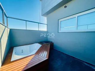 A foto mostra uma banheira instalada em uma estrutura de madeira com vista para o exterior.