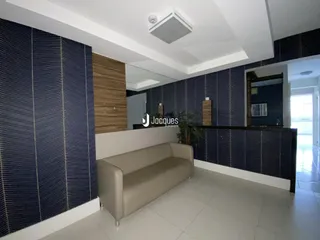 Sala de estar com paredes azuis e sofá de cor neutra.