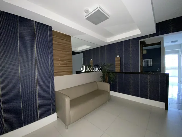 Sala de estar com paredes azuis e sofá de cor neutra.