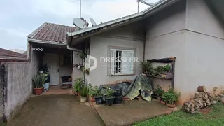 Vista externa de uma casa com parede de estuque e telhado de telhas.