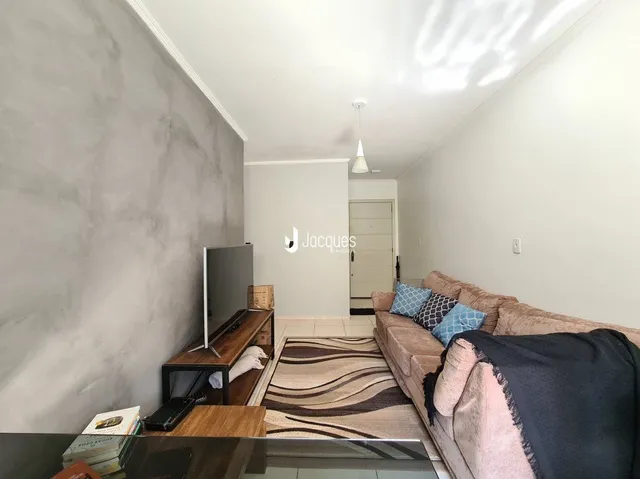 Sala de estar com paredes cinzas e teto branco.