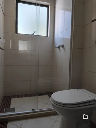 Interior de um banheiro com azulejos brancos.