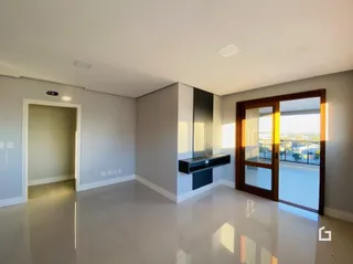 Interior de uma sala com porta de vidro abrindo para o exterior.