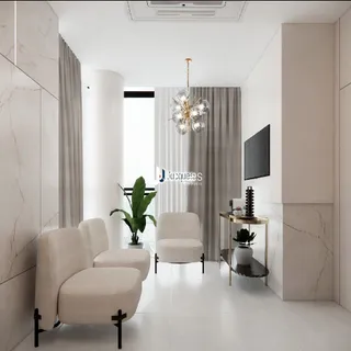 Sala de estar moderna com sofá claro e piso claro.
