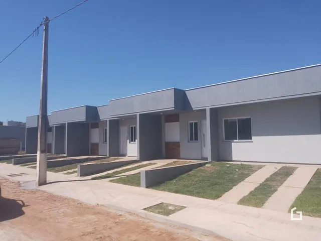 Fachadas de casas modernas em um loteamento em Lajeado.