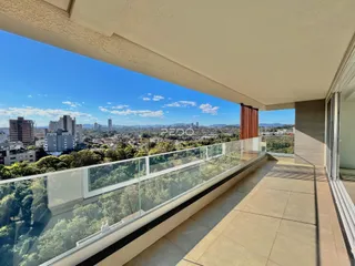 Vista panorâmica da cidade de Lajeado a partir de uma varanda com parapeito de vidro.