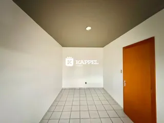 Hall de entrada com piso de cerâmica e paredes brancas.