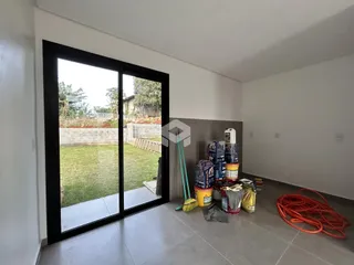 Vista da sala com porta de vidro que dá para o quintal.