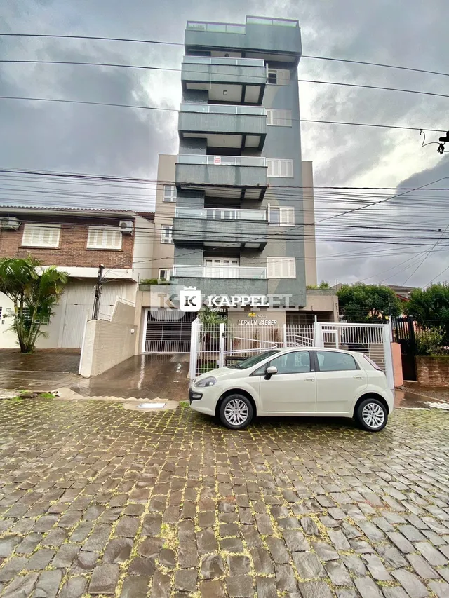 Fachada de um prédio residencial em Lajeado, Brasil, sob um céu nublado.