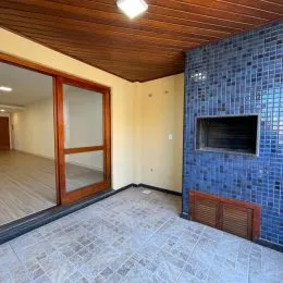 Ambiente interno com teto de madeira e parede de azulejos azuis.