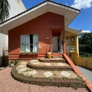 Fachada de uma residência em Lajeado, Brasil, com jardim frontal.