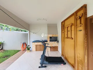 Foto de uma área interna com acesso ao jardim externo.