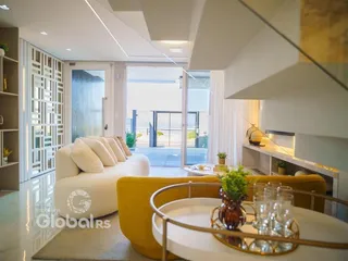 Sala de estar moderna com portas de vidro que dão acesso ao exterior.