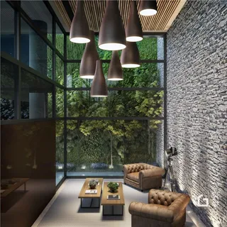 Sala com grandes janelas e decoração moderna.