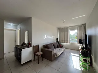 Foto de uma sala de estar com piso de cerâmica e janela em Lajeado.