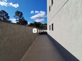 Vista externa de um corredor entre dois edifícios em Lajeado.