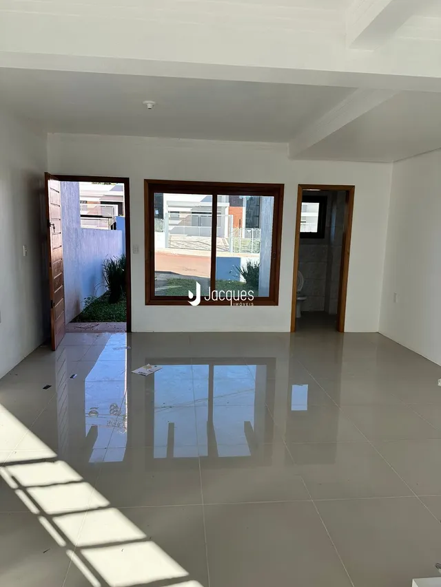 Vista de um ambiente interno com piso de cerâmica reflexivo.