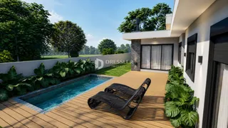 Vista da fachada de uma casa com piscina e deck em Lajeado.