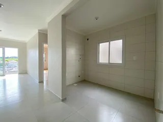Ambiente interno com piso de porcelanato claro e paredes brancas em um imóvel.