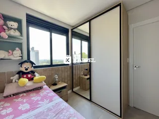 Quarto com cama decorada e grande janela com vista.