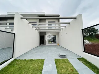 Fachada moderna de uma casa em Lajeado, Brasil com pátio e jardim.