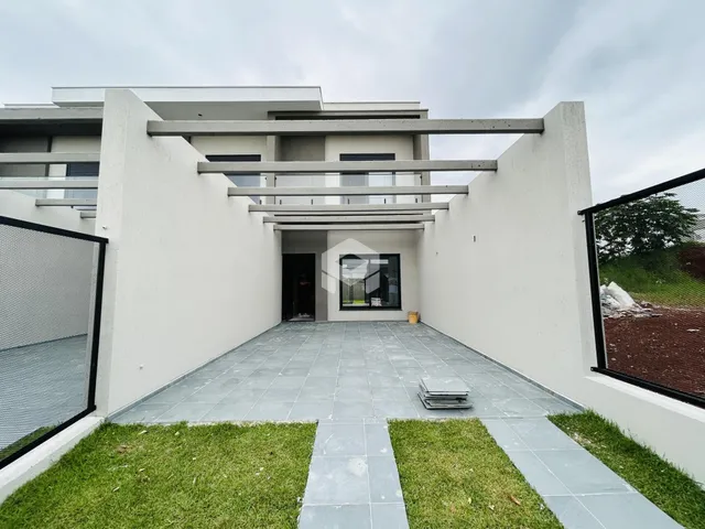 Fachada moderna de uma casa em Lajeado, Brasil com pátio e jardim.