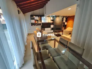 Ambiente interno com decoração moderna e vista para a área social.