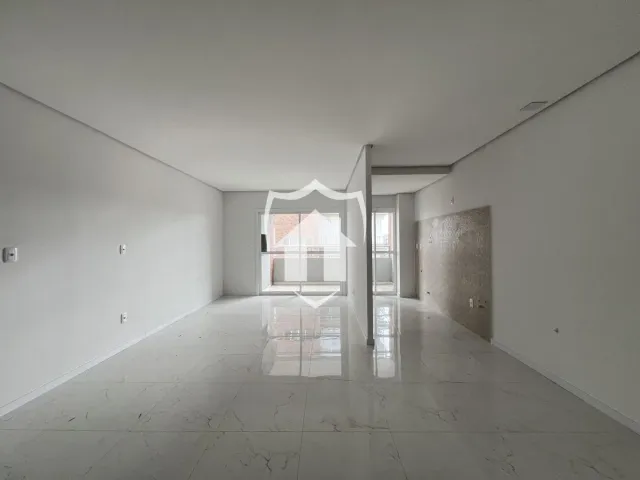 Hall de entrada longo e claro com piso reflexivo.