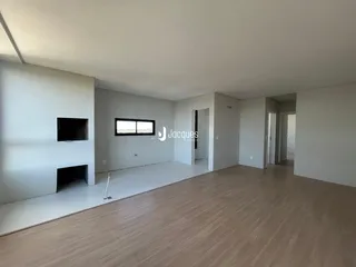 Ambiente interno de uma sala de estar moderna com piso de madeira clara.