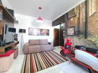 Sala de estar com sofá e tapete em um imóvel no Brasil.