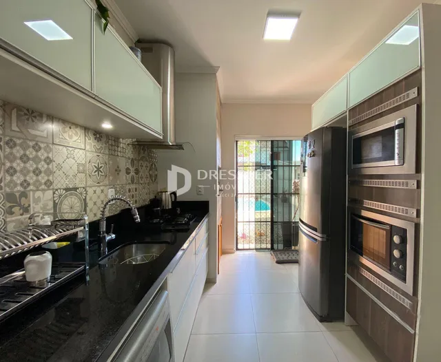 Vista da cozinha e área de passagem de uma residência em Lajeado.