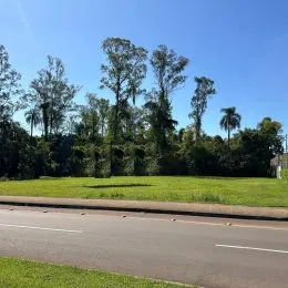 Vista externa de um terreno gramado ao lado de uma estrada em Lajeado.